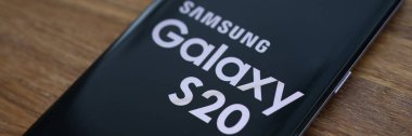 Sasung Galaksisi s20 akıllı telefonu. İllüstrasyon Editörü