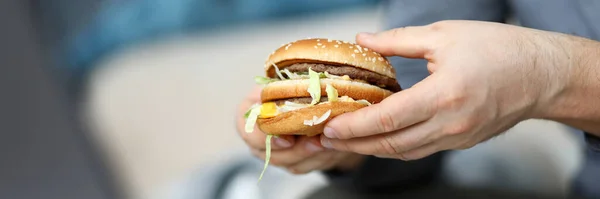 Enorme hamburguesa sabrosa — Foto de Stock