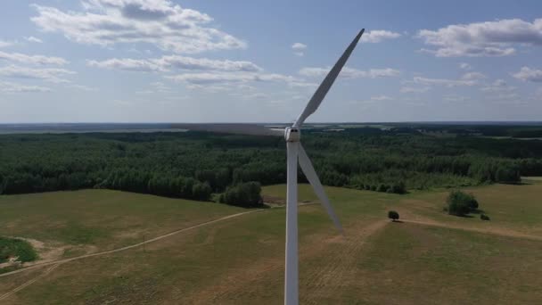 Windturbines van elektriciteit tegen — Stockvideo