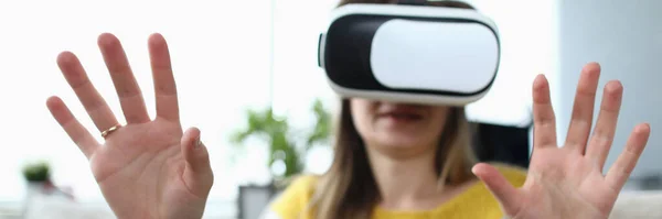 Gamer em óculos VR — Fotografia de Stock