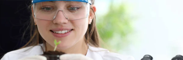 Una mujer en primer plano, un biólogo científico en un laboratorio de investigación examina las propiedades biotécnicas de las plantas. Pruebas médicas y bioquímica —  Fotos de Stock