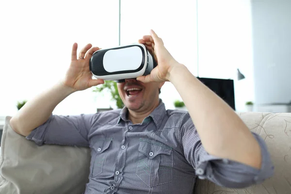 Tipo usando VR en casa — Foto de Stock