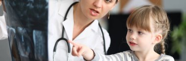 Kid speaking with doctor