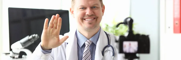 Médico masculino hace video blog sobre su clínica de trabajo —  Fotos de Stock