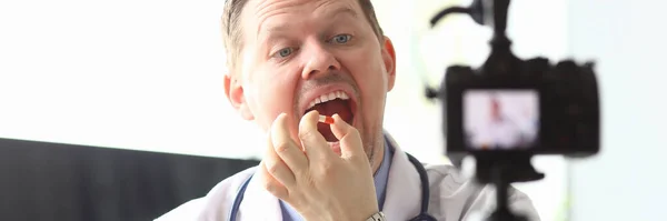 Médico faz vídeo blog sobre como beber cápsulas — Fotografia de Stock