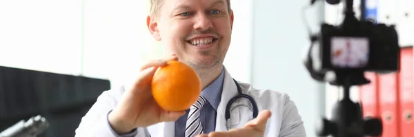 Nutritionist doctor speaks about benefits orange — Stock Photo, Image