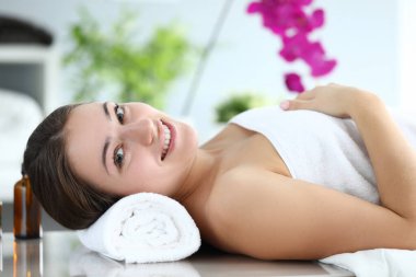 Havlunun ve kafanın altında patenler