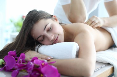 Güzel bayan boş zamanın tadını çıkarıyor.