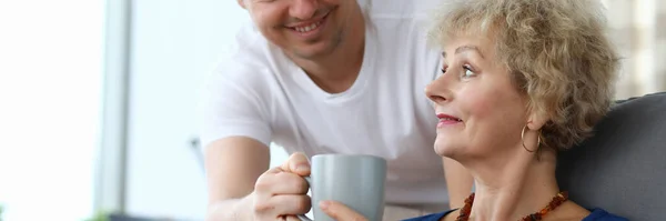 Fils s'occupant d'une mère âgée — Photo