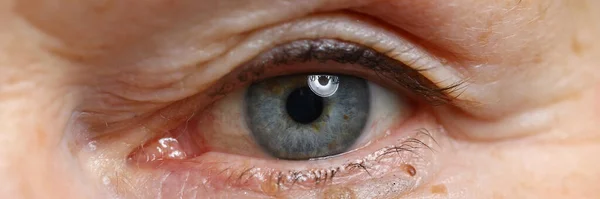 Old woman eye closeup pojrtrait. — Stock Photo, Image