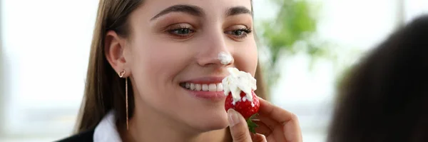 Menina manchou o nariz com creme de morangos — Fotografia de Stock