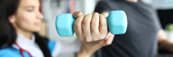 Homem no carrinho fazendo exercícios com halteres — Fotografia de Stock