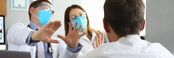환자들은 인공호흡기를 사용하여 두려움에 질린 의사들을 바라본다 — 스톡 사진