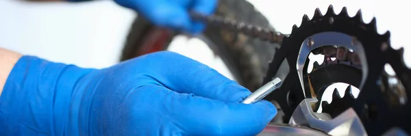 戴手套的人修理机械零件自行车 — 图库照片