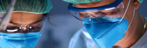 Lékaři dělají chirurgii — Stock fotografie