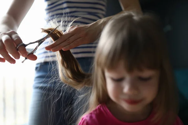 Ebeveynler yeni yürümeye başlayan saç stili yapar. — Stok fotoğraf