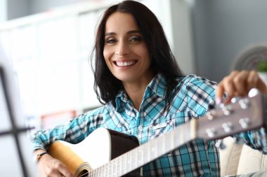 Gitarlı mutlu bayan