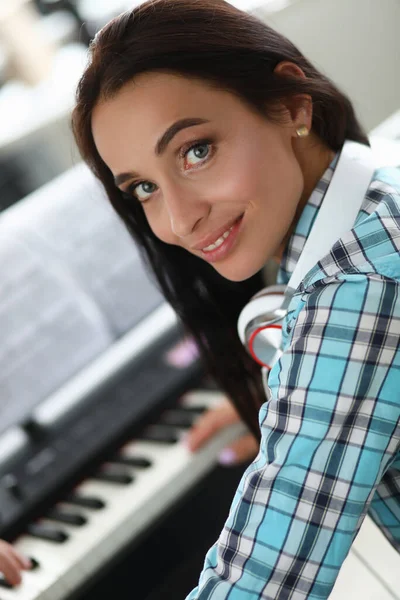 Senhora tocando sintetizador — Fotografia de Stock