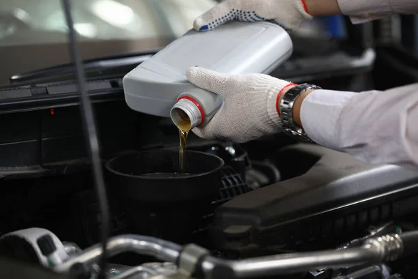 Male mechanic in garage — Stock Photo, Image