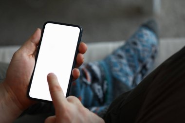 Adam aletle internette sörf yapıyor.