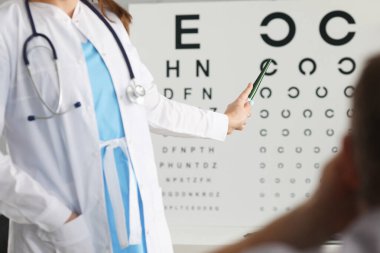 İnsanı muayene eden doktor.