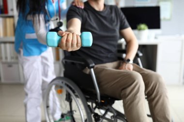 Kişi halterleriyle egzersiz yapıyor.