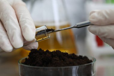 Koruyucu eldivenli işçiler