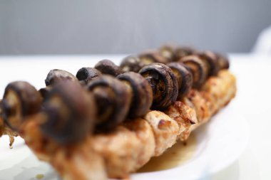 Beyaz tabakta servis edilen yemek.