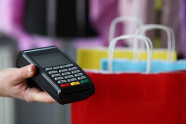 Mağaza çalışanı verici aygıtı