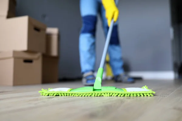 Man washing laminate — Stock Photo, Image