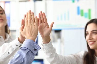 Neşeli meslektaşlar çak bir beşlik