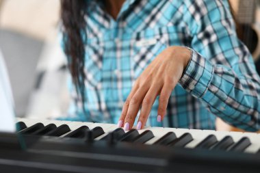 Öğretmen müzik dersi veriyor.