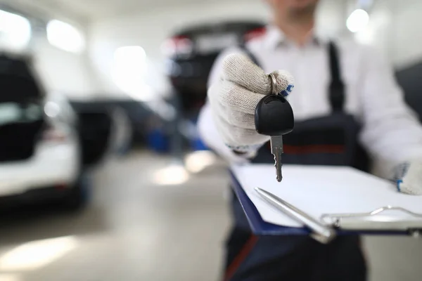 Kfz-Mechaniker in Werkstatt baut Klut aus Auto — Stockfoto