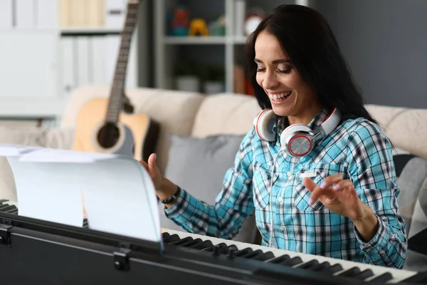 Menina bonita jogar sintetizador em casa e ri — Fotografia de Stock