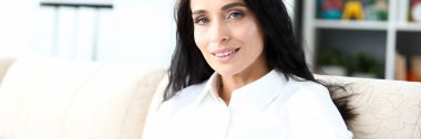 Gülümseyen yönetici.