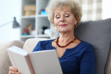 Şirin elbiseli bayan.