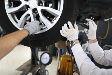 Tamirci tekerlekleri tamir eder, mevsimlik lastik değiştirir.