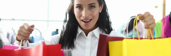 Stylish girl shows off packages with purchases — Stockfoto