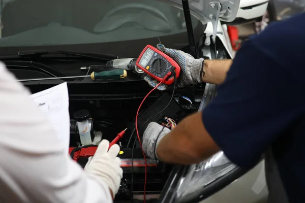 車のエンジンを診断するワークショップでの自動車整備士 — ストック写真