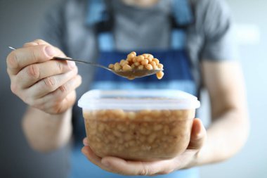 Adam konteynırdan ev yapımı kaşığı aldı.