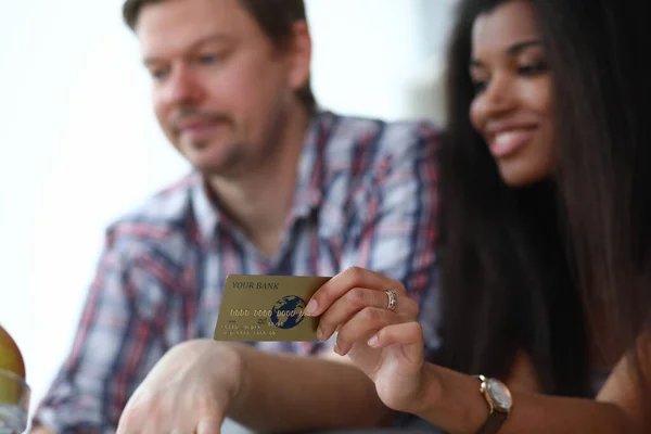 Ζευγάρι κάθεται στο σπίτι, σύζυγος κατέχει πιστωτική κάρτα — Φωτογραφία Αρχείου