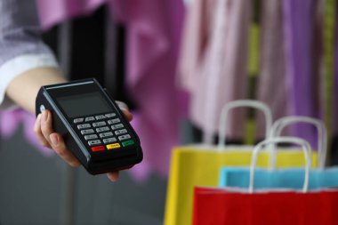 El kredi kartı ödemesi için terminali bekletir