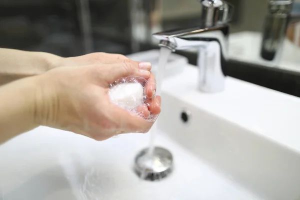 Крупный план человек моет руки с мылом под краном — стоковое фото