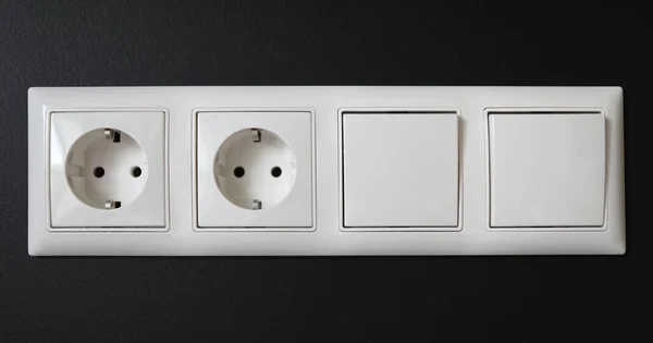 Enchufe integrado con interruptores instalados en la pared — Foto de Stock