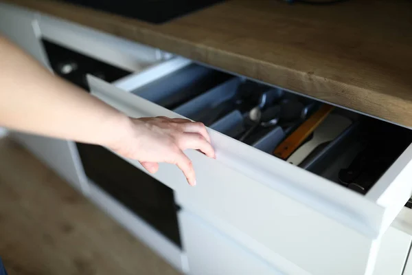 La mano femenina abre el cajón de la cocina con cubiertos — Foto de Stock