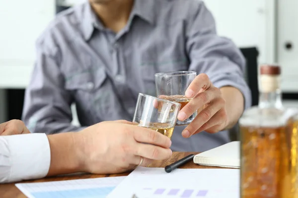 Бизнесмен подал документы и выпил алкоголь — стоковое фото