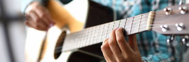 Gitar panosunda yetenekli müzisyen parmakları