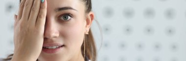 Göz hastalıkları uzmanı tarafından göz muayenesi.