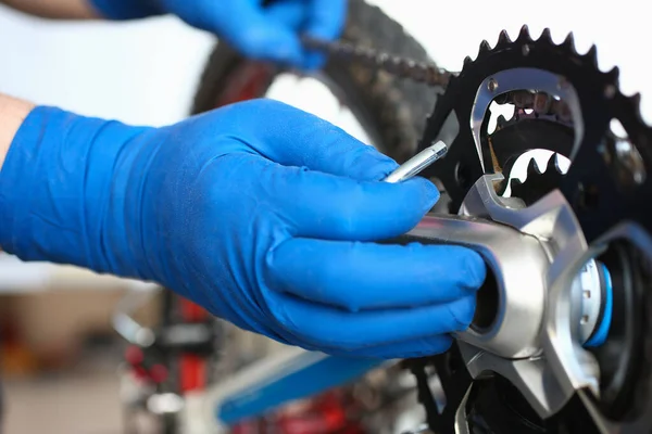 Luvas mãos cara reparação mecânica parte bicicleta — Fotografia de Stock