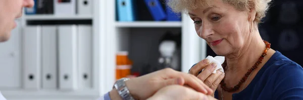 Reacción al diagnóstico médico, la mujer está llorando . — Foto de Stock